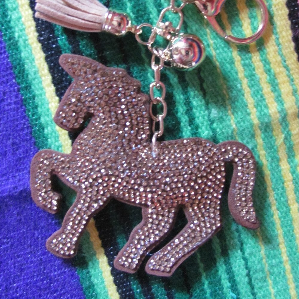 CRYSTAL AVENUE HORSE KEYCHAIN WITH BLING
